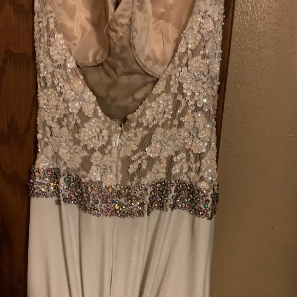 Prom dress or wedding does have smoke smell - Picture 7 of 8